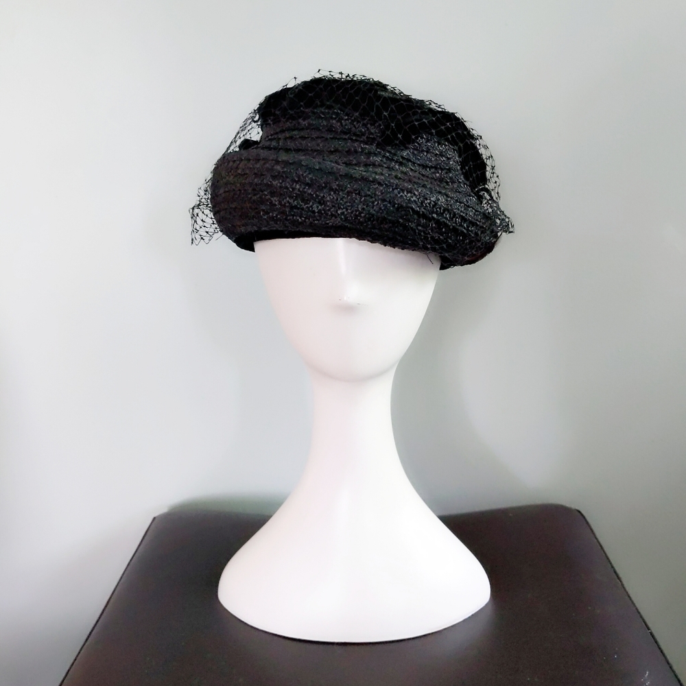 Vintage 1960s John Wanamaker Black Raffia Straw Velvet Bow Veil Beret Hat